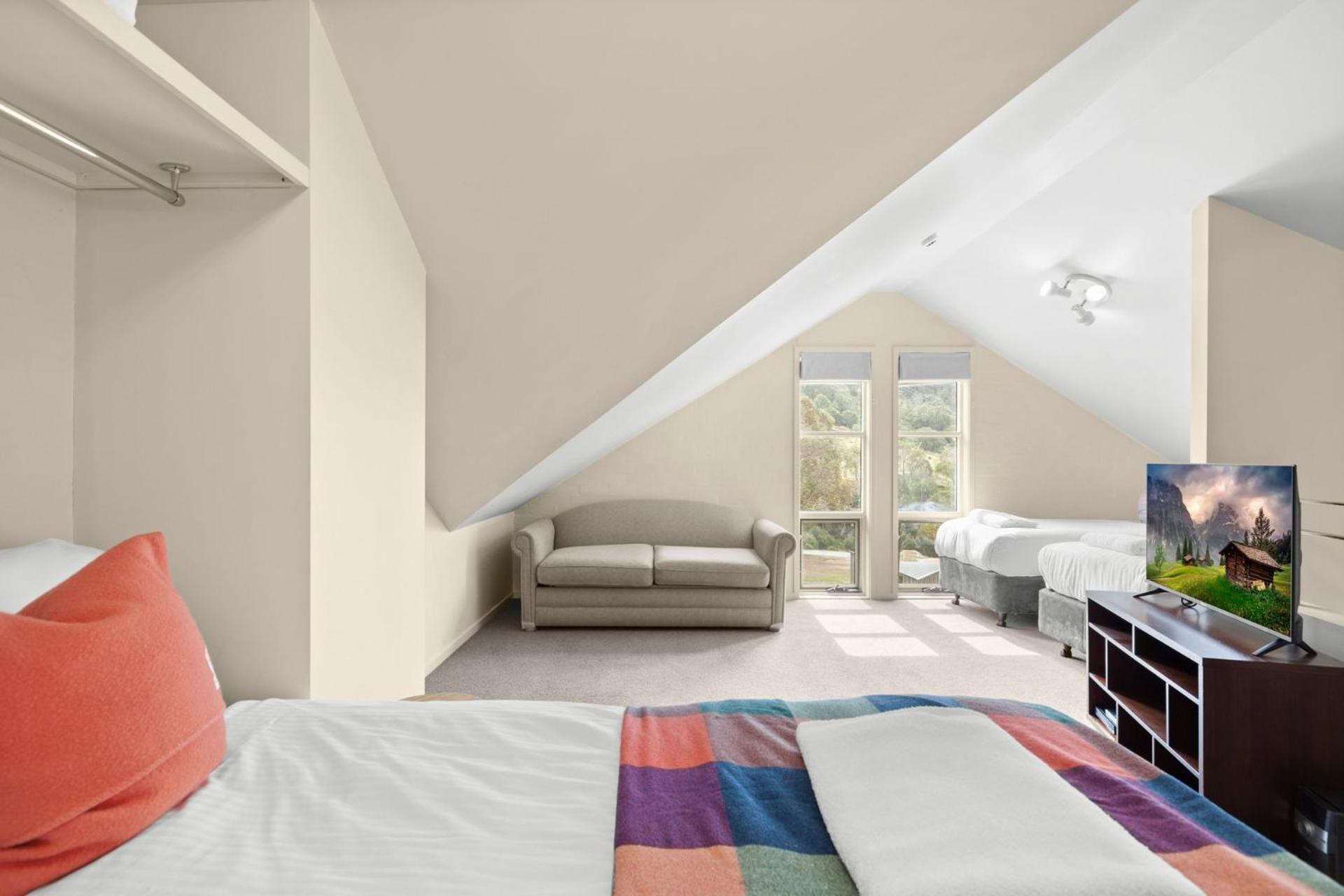 Village Green 2 Bedroom Loft Townhouse With Views Fireplace And Garage Parking Thredbo Eksteriør billede