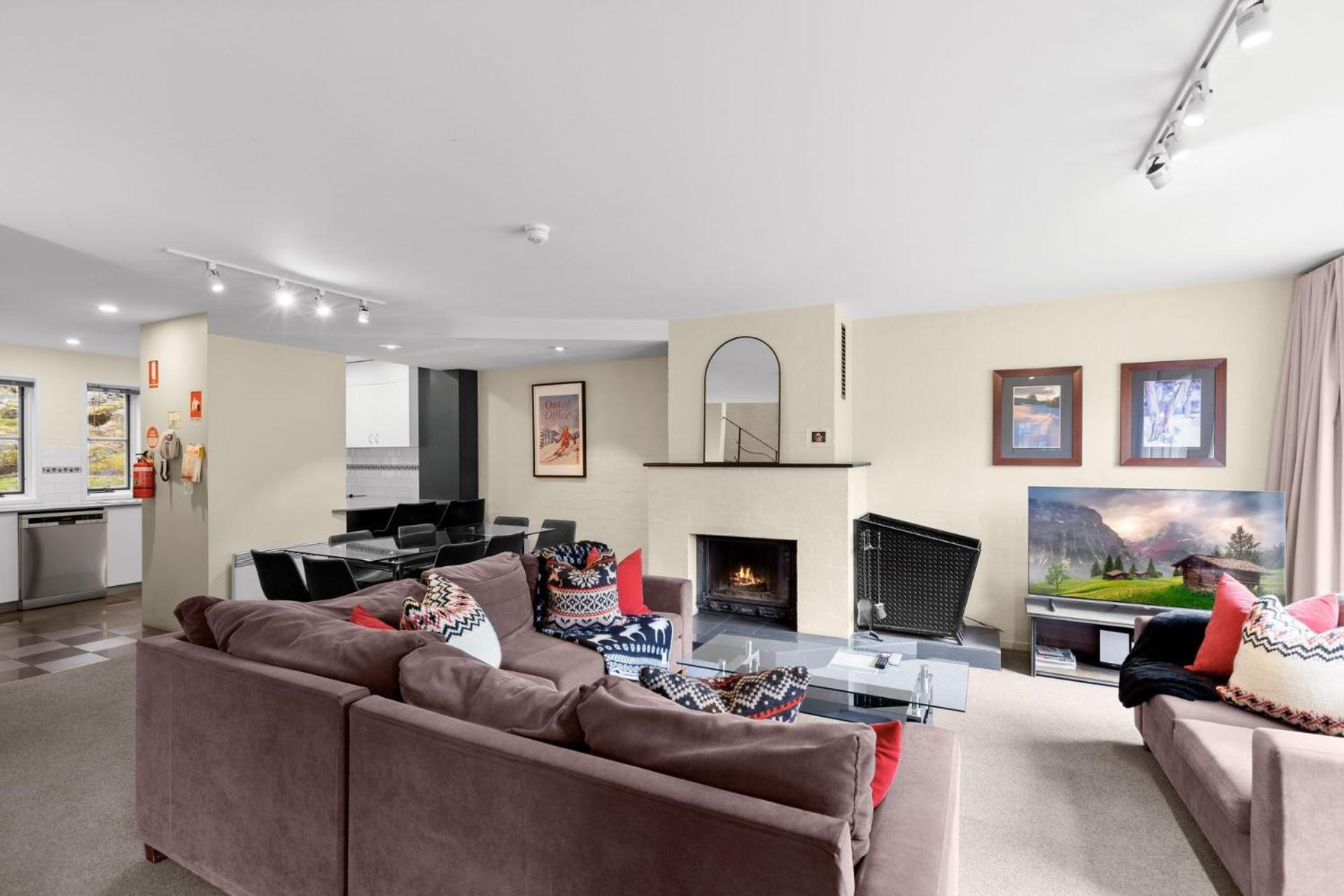 Village Green 2 Bedroom Loft Townhouse With Views Fireplace And Garage Parking Thredbo Eksteriør billede