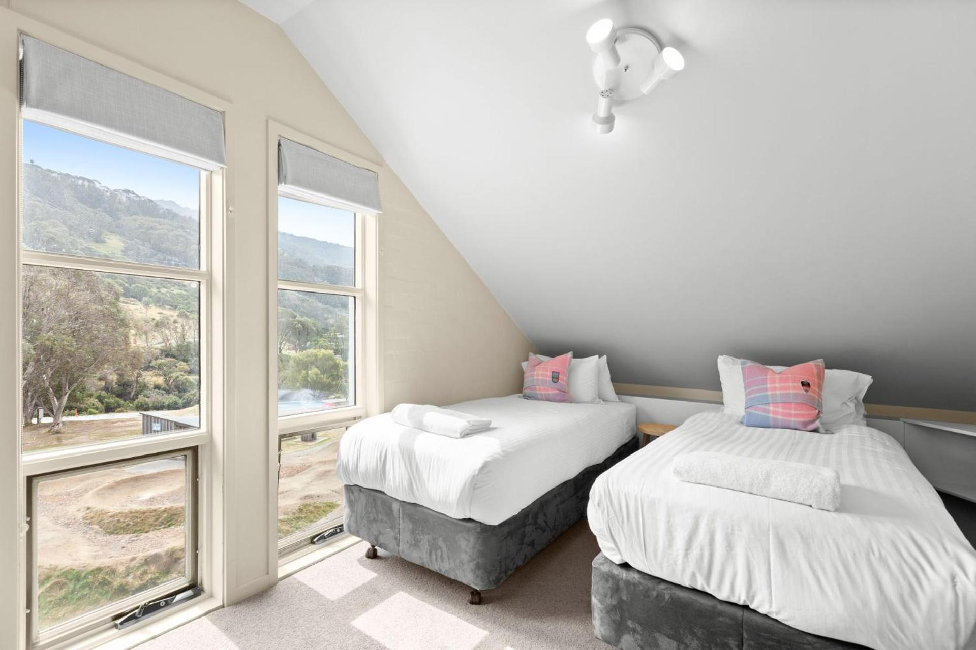 Village Green 2 Bedroom Loft Townhouse With Views Fireplace And Garage Parking Thredbo Eksteriør billede