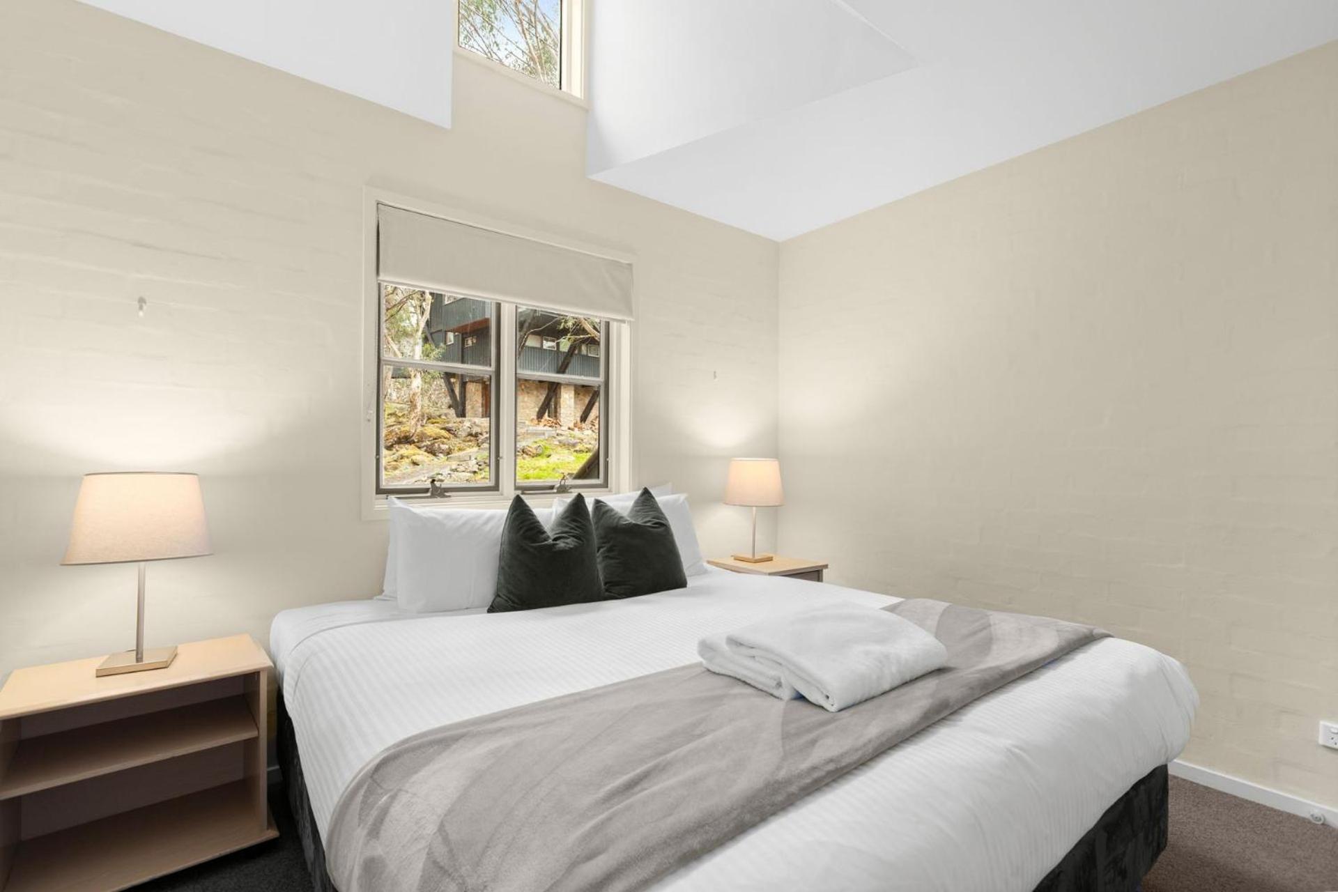 Village Green 2 Bedroom Loft Townhouse With Views Fireplace And Garage Parking Thredbo Eksteriør billede