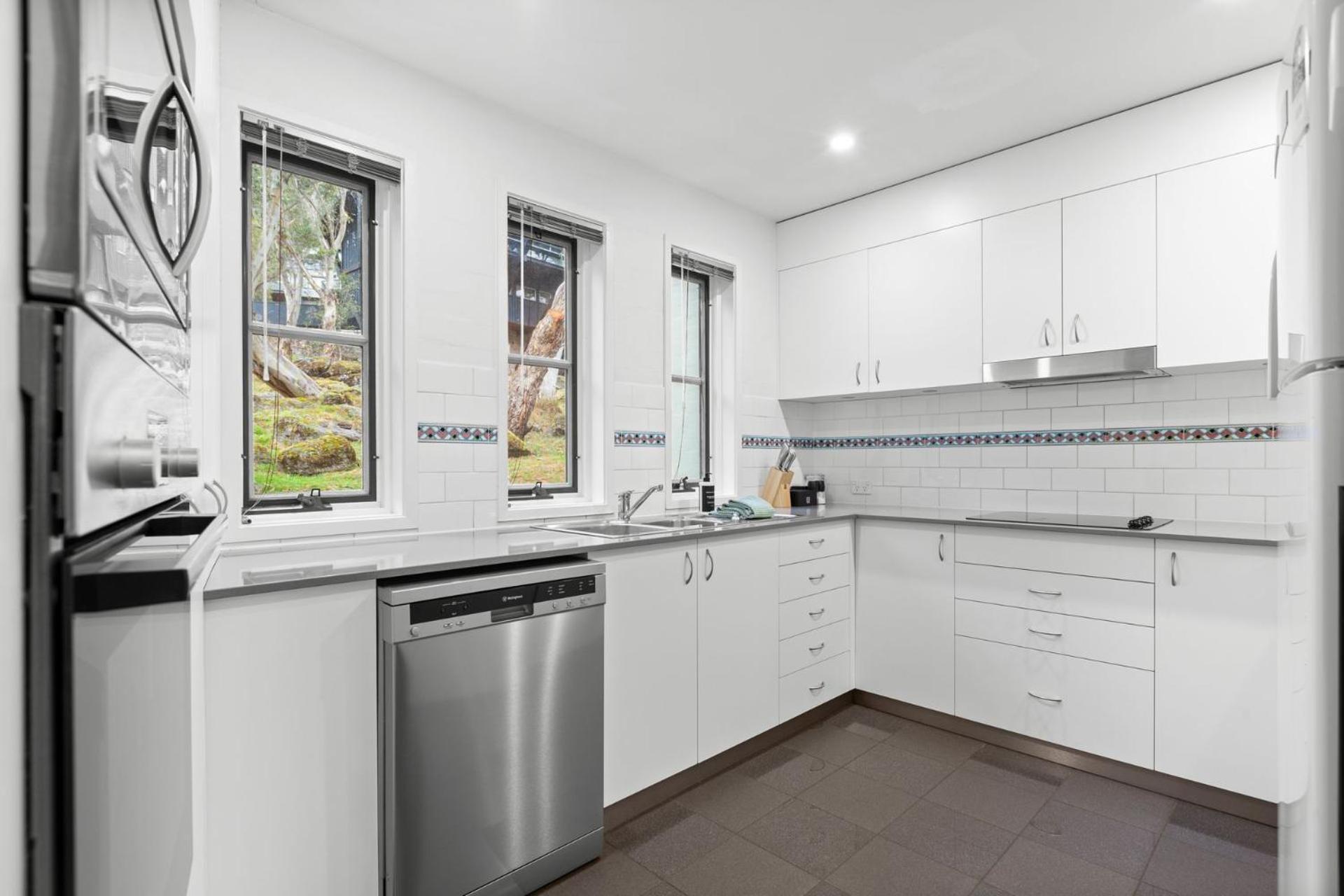 Village Green 2 Bedroom Loft Townhouse With Views Fireplace And Garage Parking Thredbo Eksteriør billede