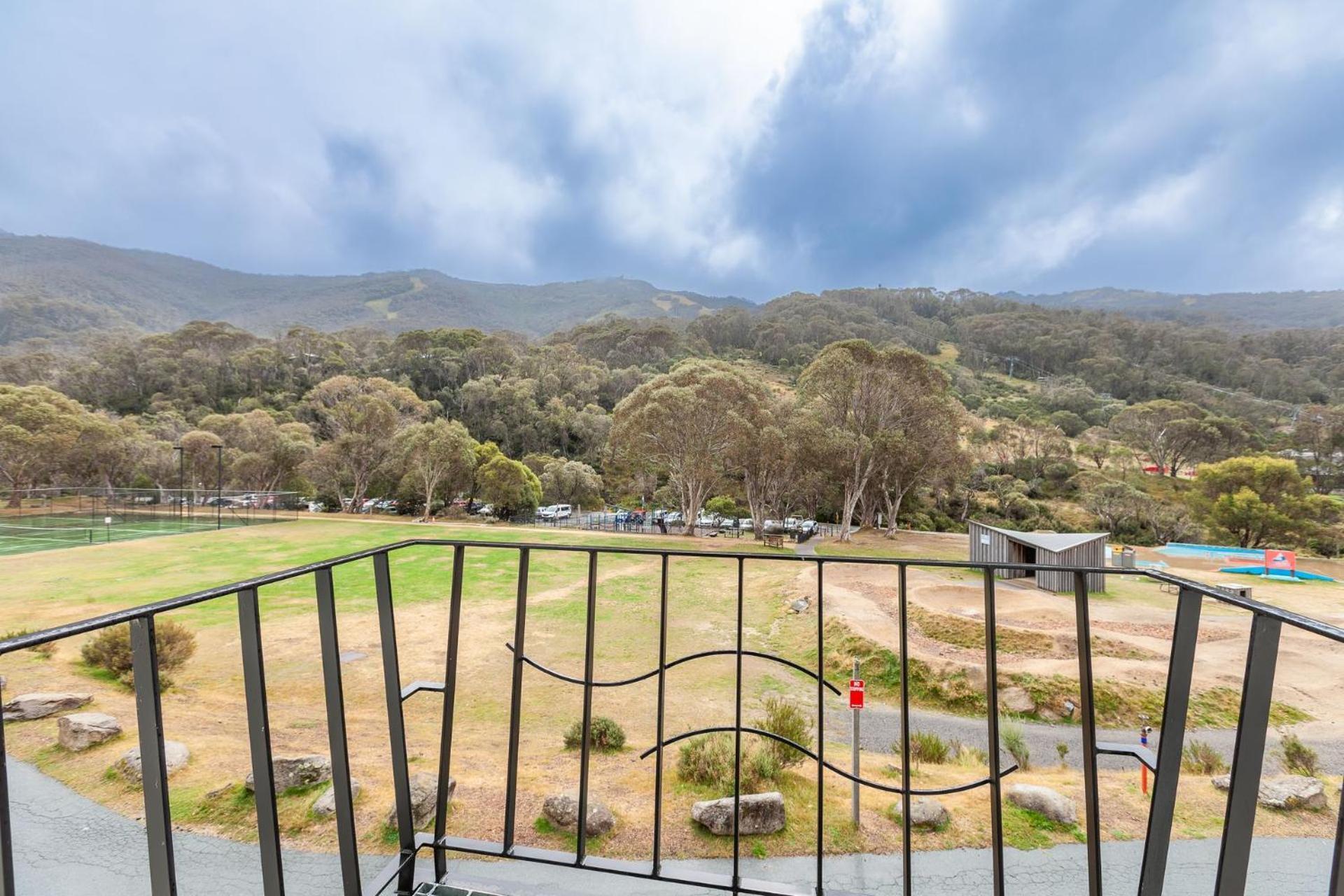 Village Green 2 Bedroom Loft Townhouse With Views Fireplace And Garage Parking Thredbo Eksteriør billede