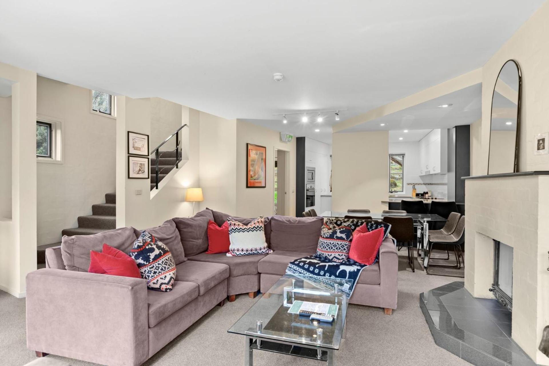 Village Green 2 Bedroom Loft Townhouse With Views Fireplace And Garage Parking Thredbo Eksteriør billede