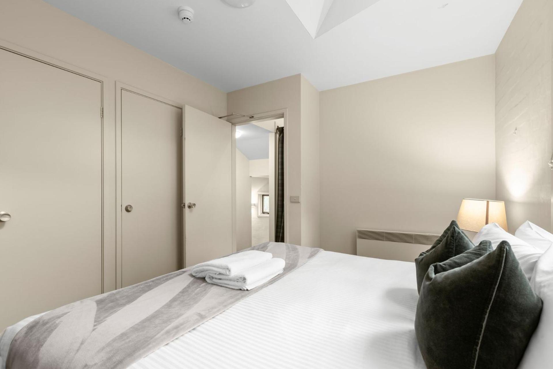 Village Green 2 Bedroom Loft Townhouse With Views Fireplace And Garage Parking Thredbo Eksteriør billede