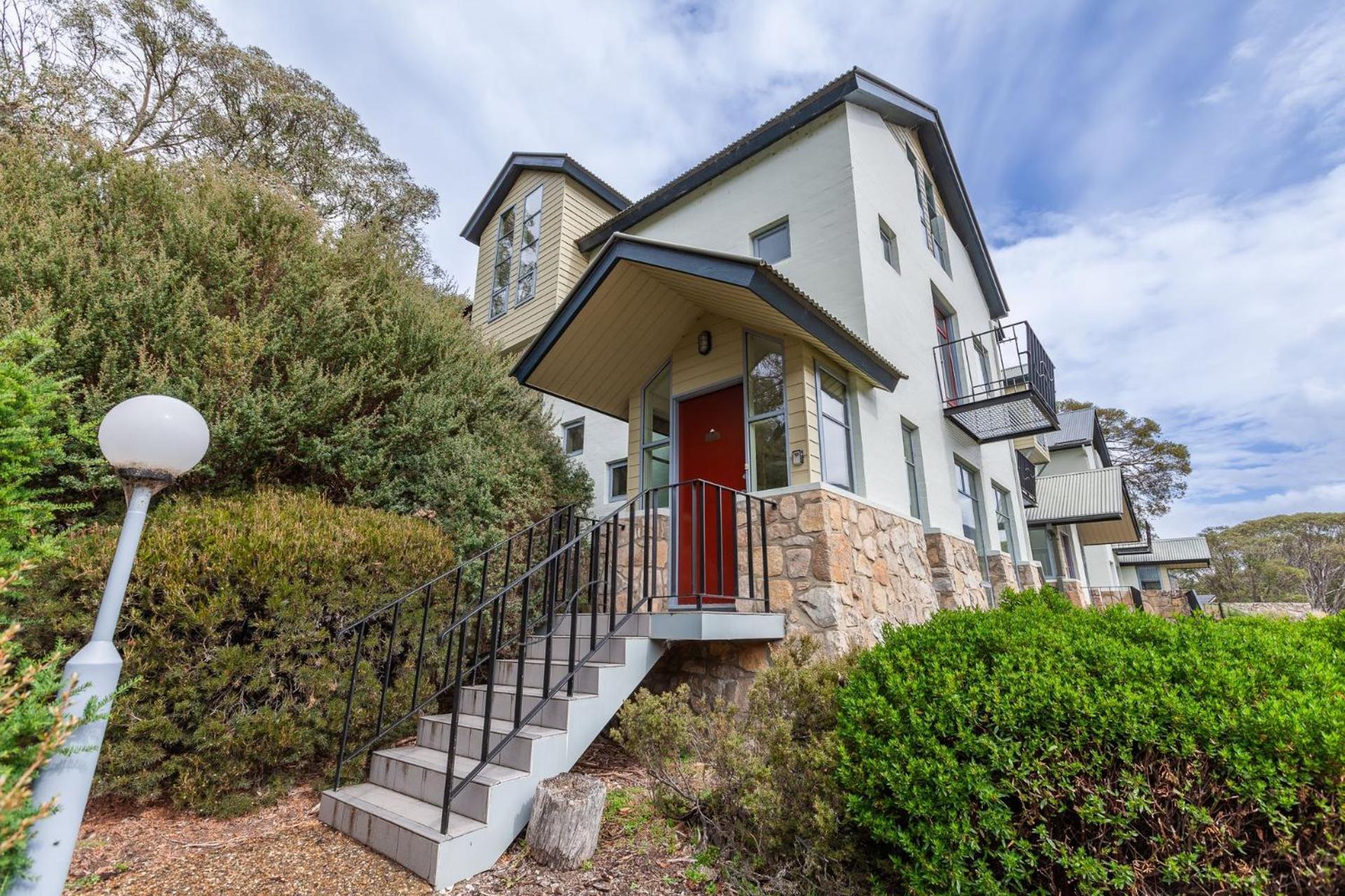 Village Green 2 Bedroom Loft Townhouse With Views Fireplace And Garage Parking Thredbo Eksteriør billede