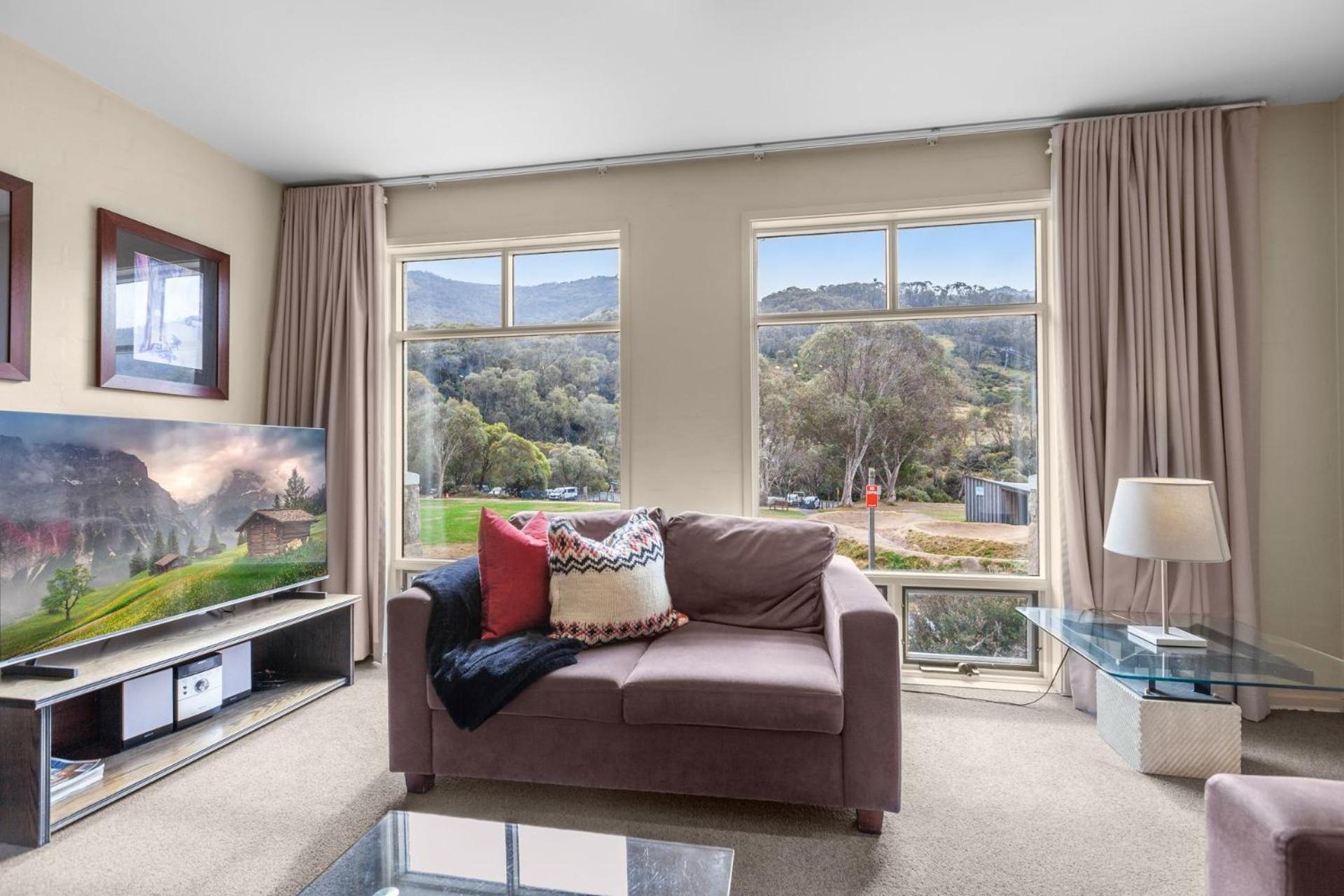 Village Green 2 Bedroom Loft Townhouse With Views Fireplace And Garage Parking Thredbo Eksteriør billede