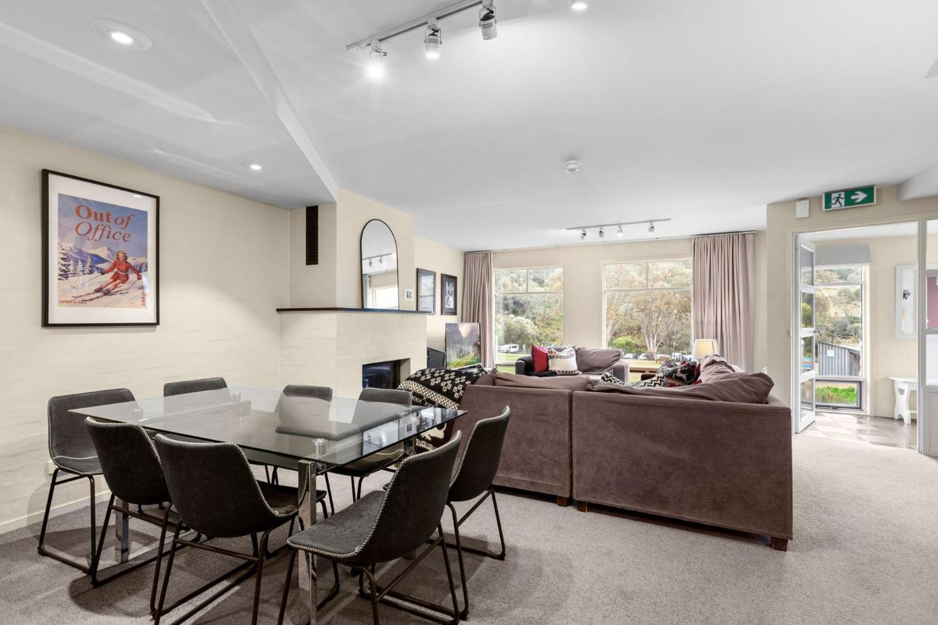 Village Green 2 Bedroom Loft Townhouse With Views Fireplace And Garage Parking Thredbo Eksteriør billede