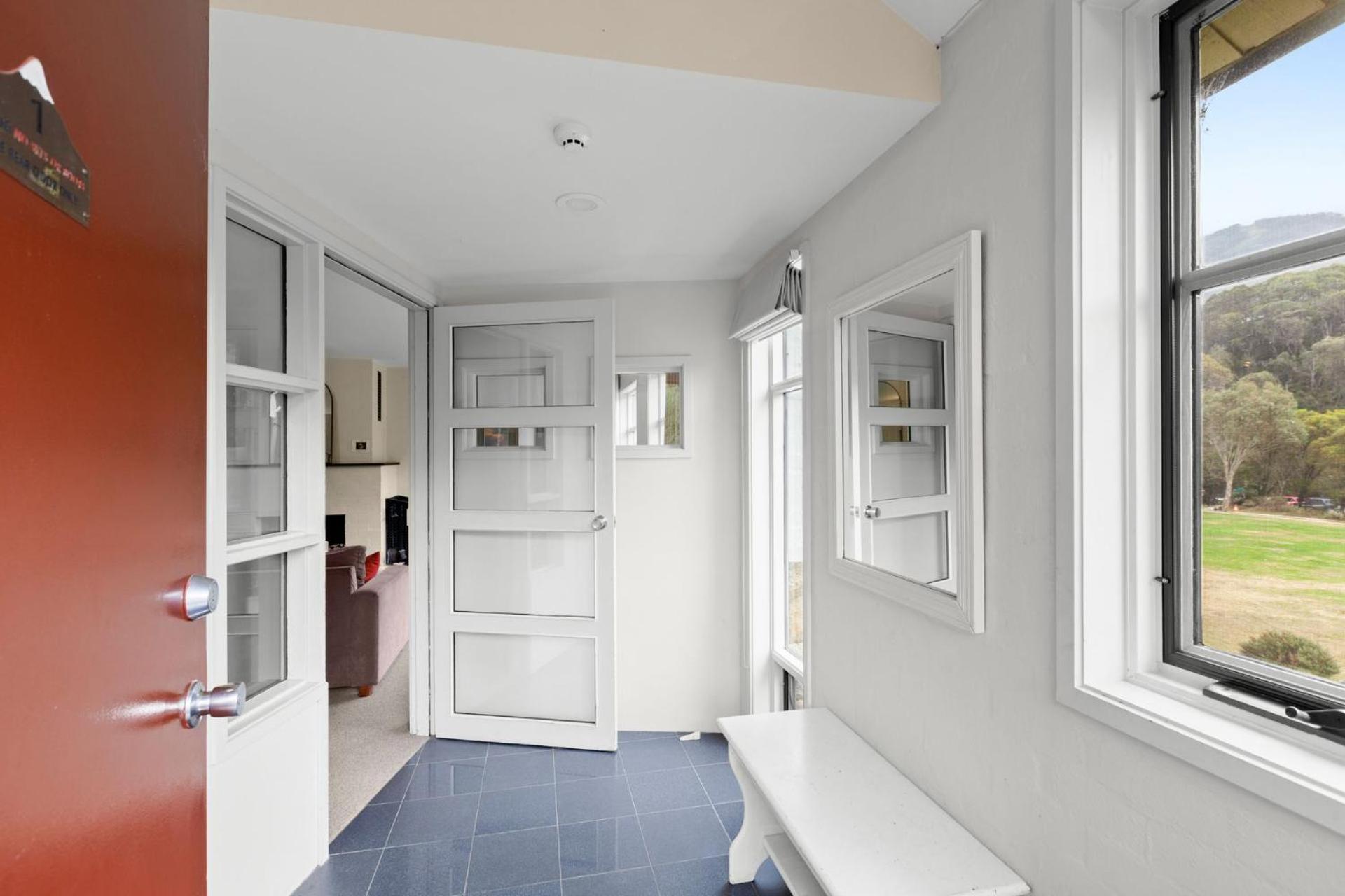 Village Green 2 Bedroom Loft Townhouse With Views Fireplace And Garage Parking Thredbo Eksteriør billede