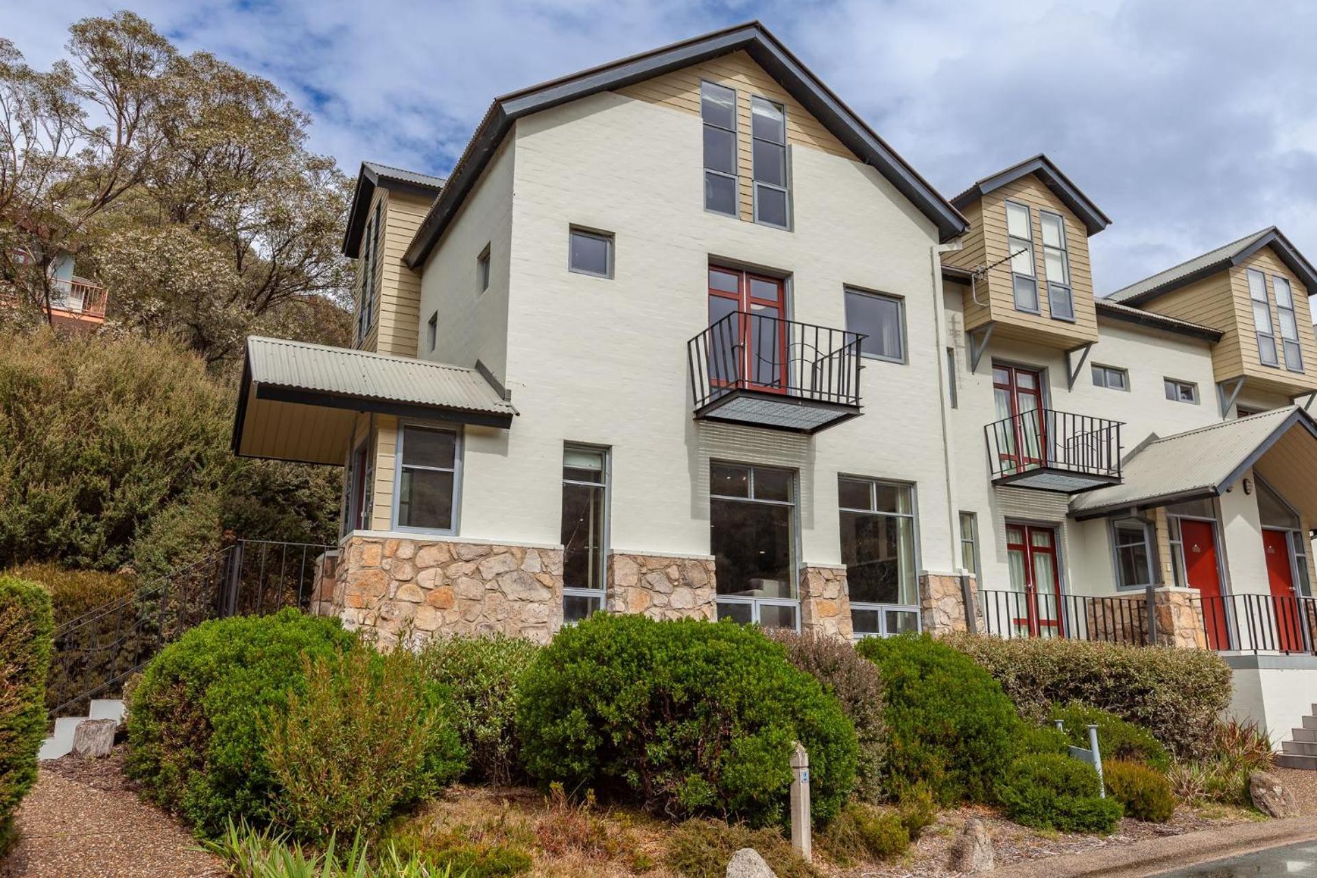 Village Green 2 Bedroom Loft Townhouse With Views Fireplace And Garage Parking Thredbo Eksteriør billede