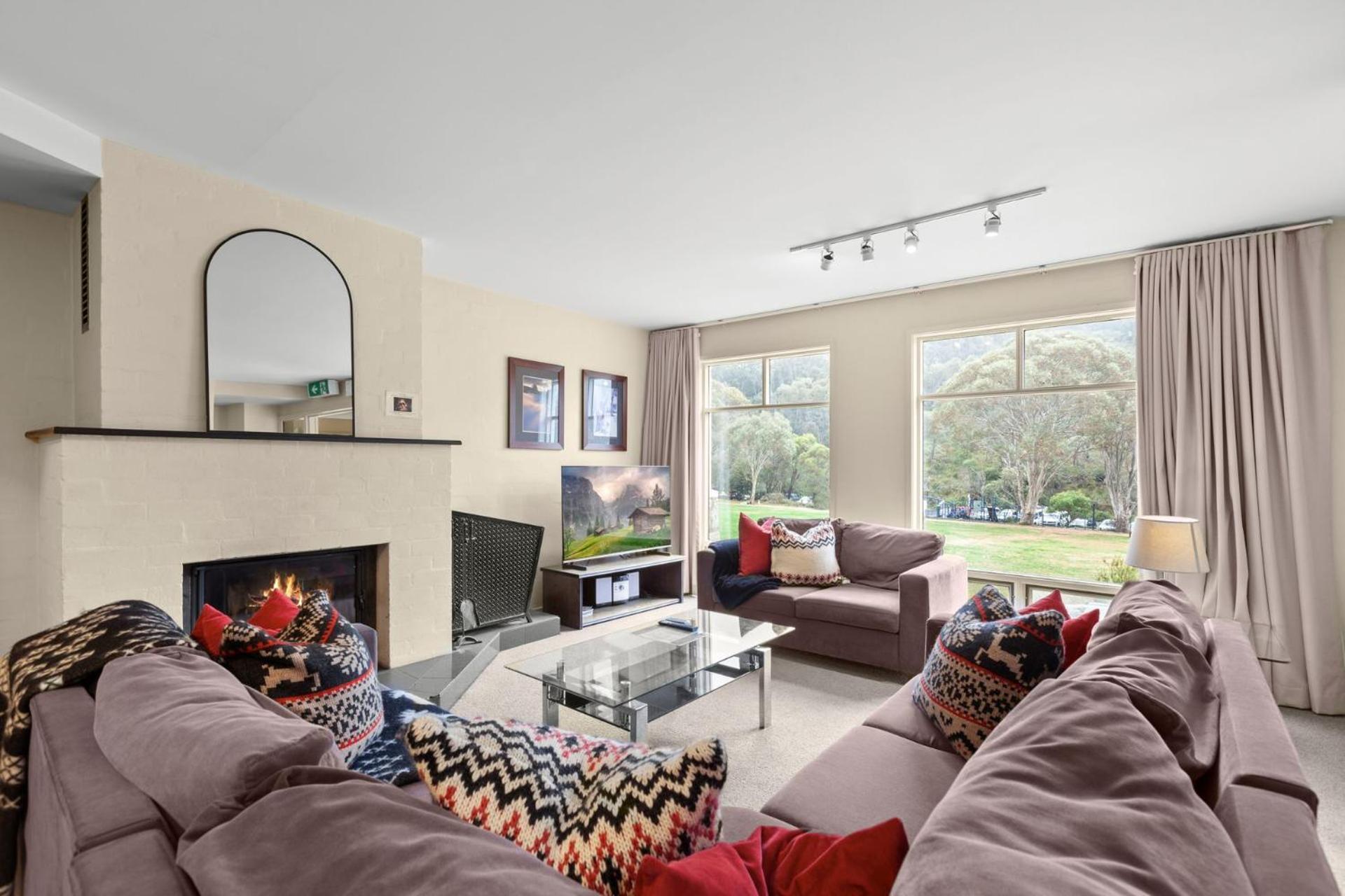 Village Green 2 Bedroom Loft Townhouse With Views Fireplace And Garage Parking Thredbo Eksteriør billede
